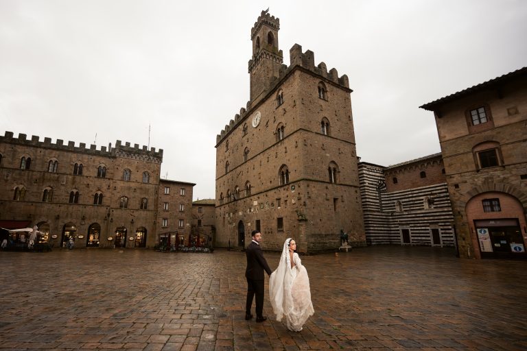 Love under the rain in Tuscany